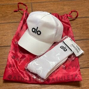 ALO YOGA Performance Off Duty Cap x Unisex Throwback Socks Bundle
